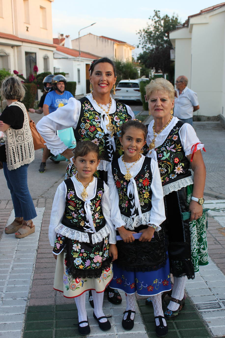Imagen secundaria 2 - Una multitud da la bienvenida a la patrona casareña a su llegada a la localidad
