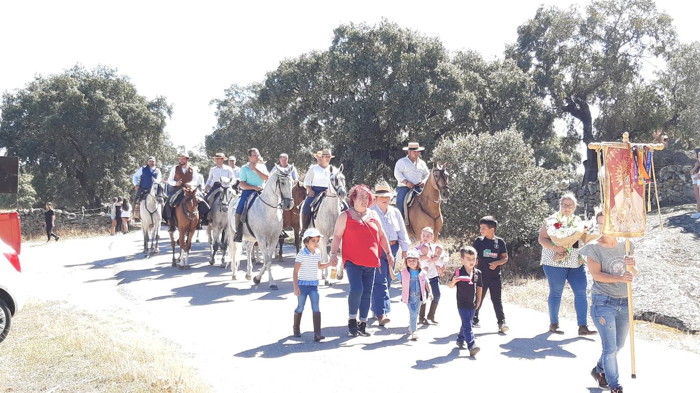 Imagen secundaria 1 - Jinetes y amazonas casareños escoltan durante dos horas a la Virgen del Prado hasta su ermita