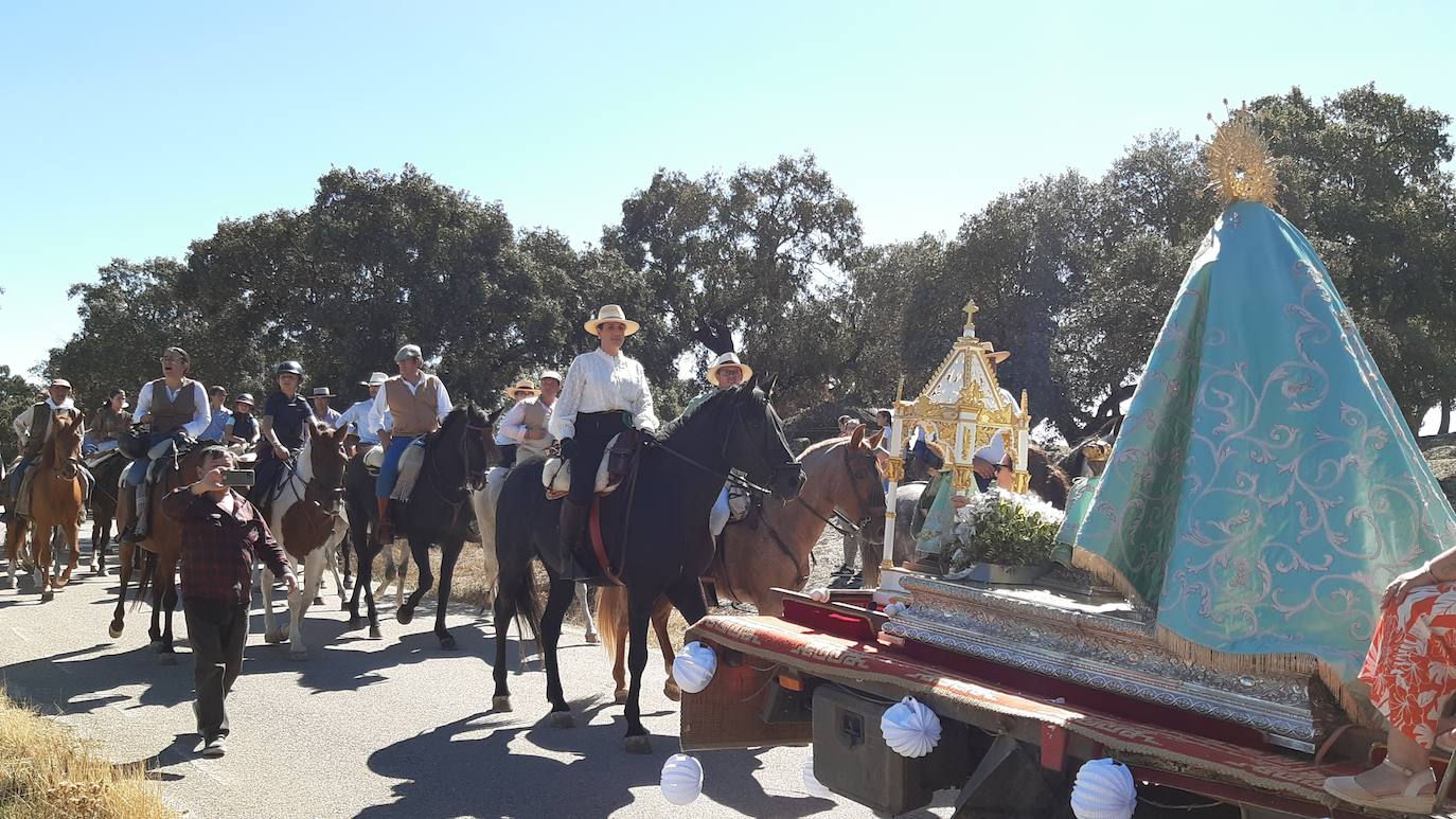 Jinetes y amazonas casareños escoltan durante dos horas a la Virgen del Prado hasta su ermita