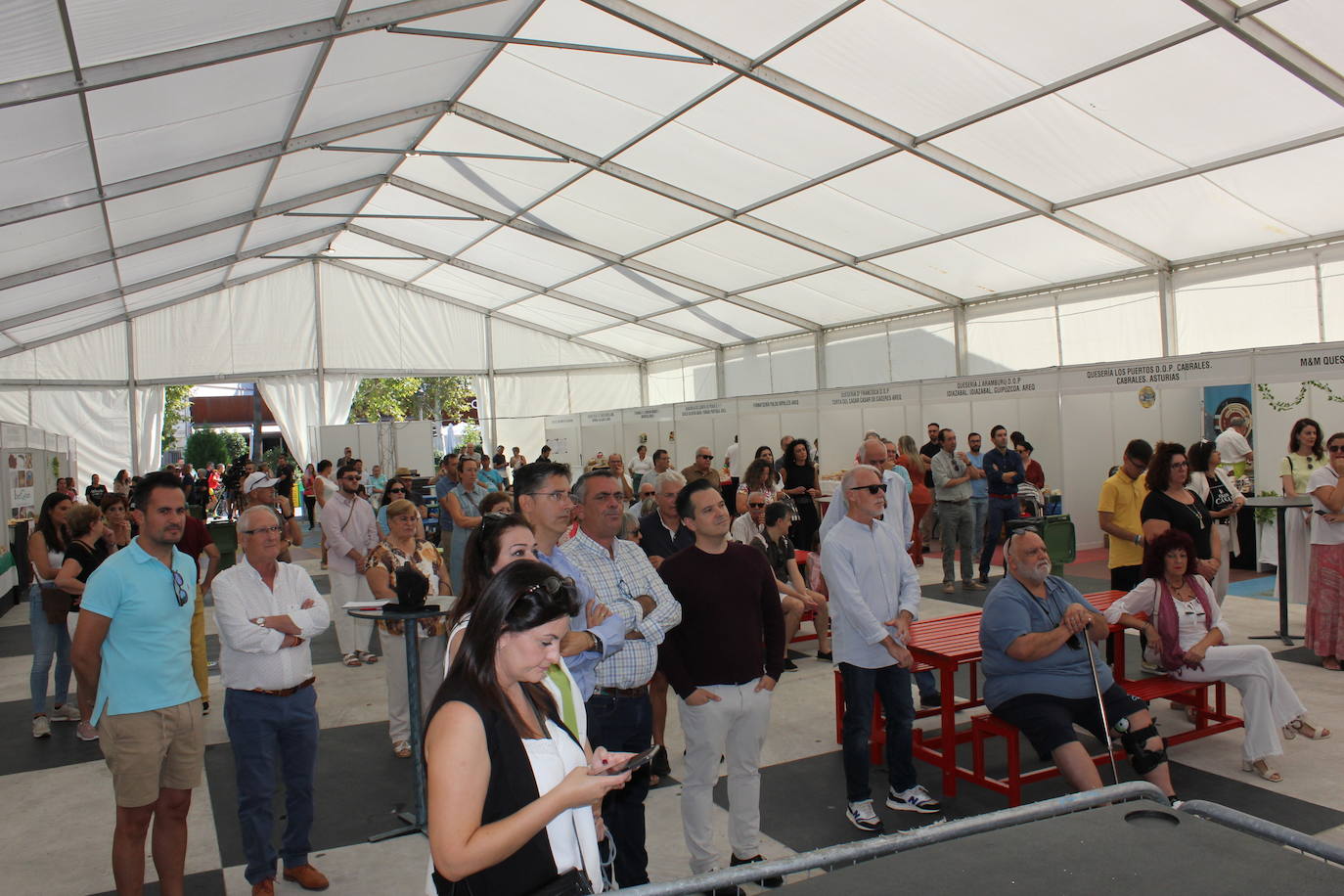 Imagen secundaria 1 - Decenas de quesos artesanos se dan cita en la VII Feria Europea de Casar de Cáceres