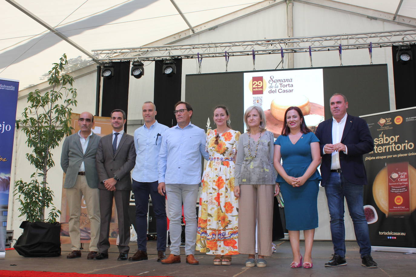 Imagen principal - Decenas de quesos artesanos se dan cita en la VII Feria Europea de Casar de Cáceres