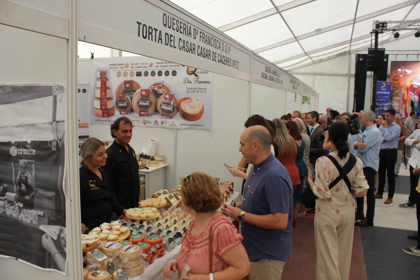 Imagen secundaria 2 - Decenas de quesos artesanos se dan cita en la VII Feria Europea de Casar de Cáceres