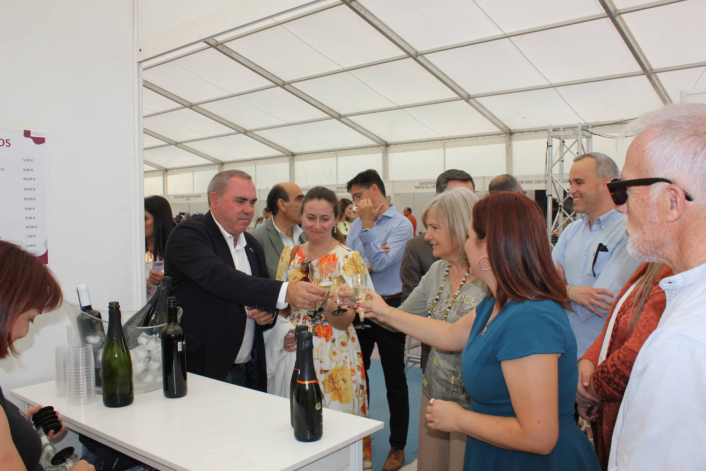 Imagen principal - Decenas de quesos artesanos se dan cita en la VII Feria Europea de Casar de Cáceres