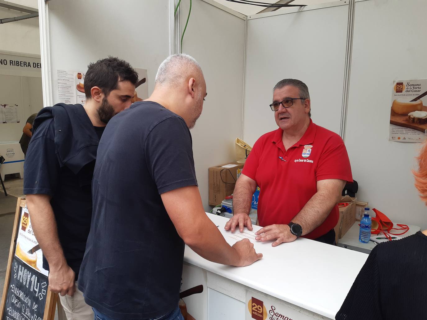 El queso úne en Casar de Cáceres a miles de personas