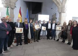 Los cinco premiados junto a organizadores y colaboradores de la Semana de la Torta del Casar.