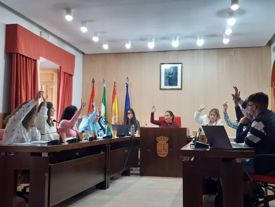 El equipo de gobierno justifica a los casareños su frase «no hay dinero» y asegura que en el remanente de tesorería quedan 14.000 euros