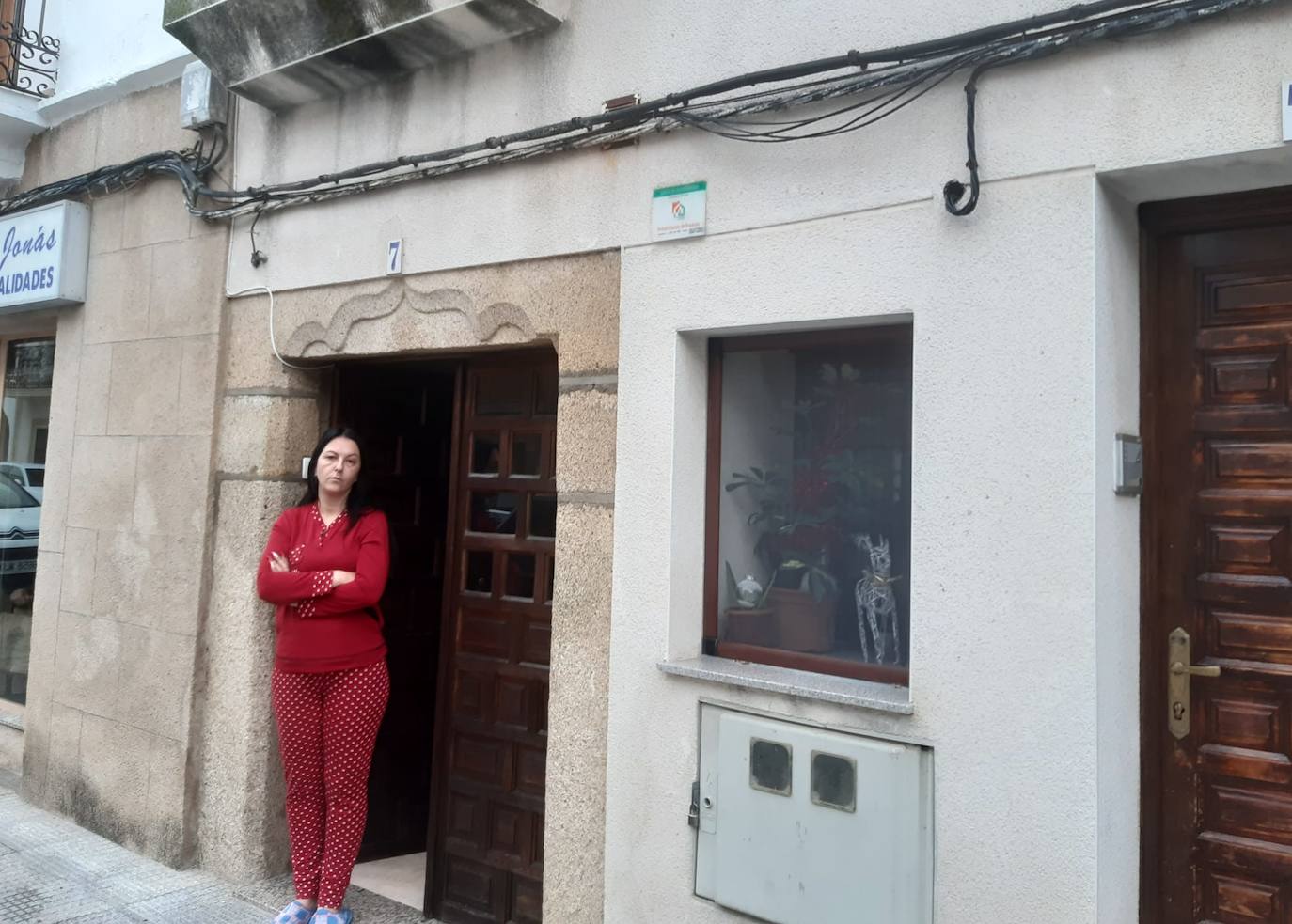 Imagen principal - La inquilina de una vivienda social denuncia que lleva 10 días con su casa inundada y la Junta no le da una solución