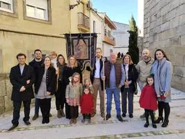 Nuevos mayordomos y diputados, hoy, tras la primera Misa de Número en la parroquia.