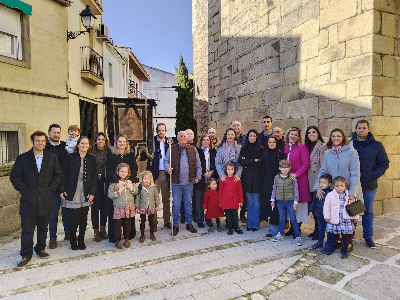 Imagen principal - Foto de familia de los representantes salientes y los entrantes. 