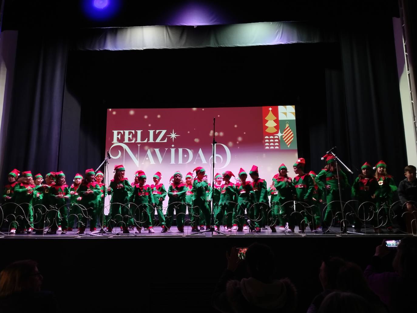 Más de 80 vecinos refuerzan la tradición de cantar villancicos