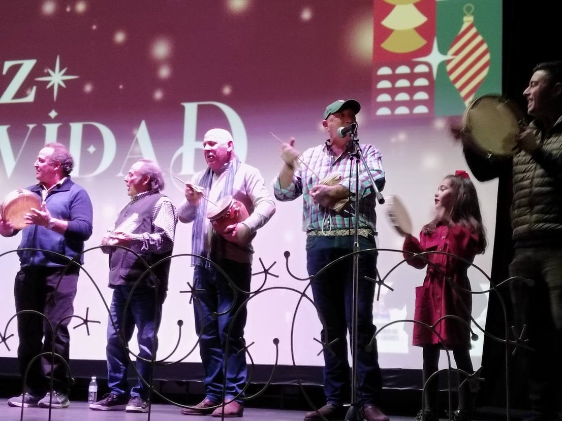 Más de 80 vecinos refuerzan la tradición de cantar villancicos