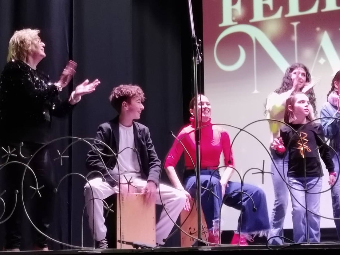 Más de 80 vecinos refuerzan la tradición de cantar villancicos