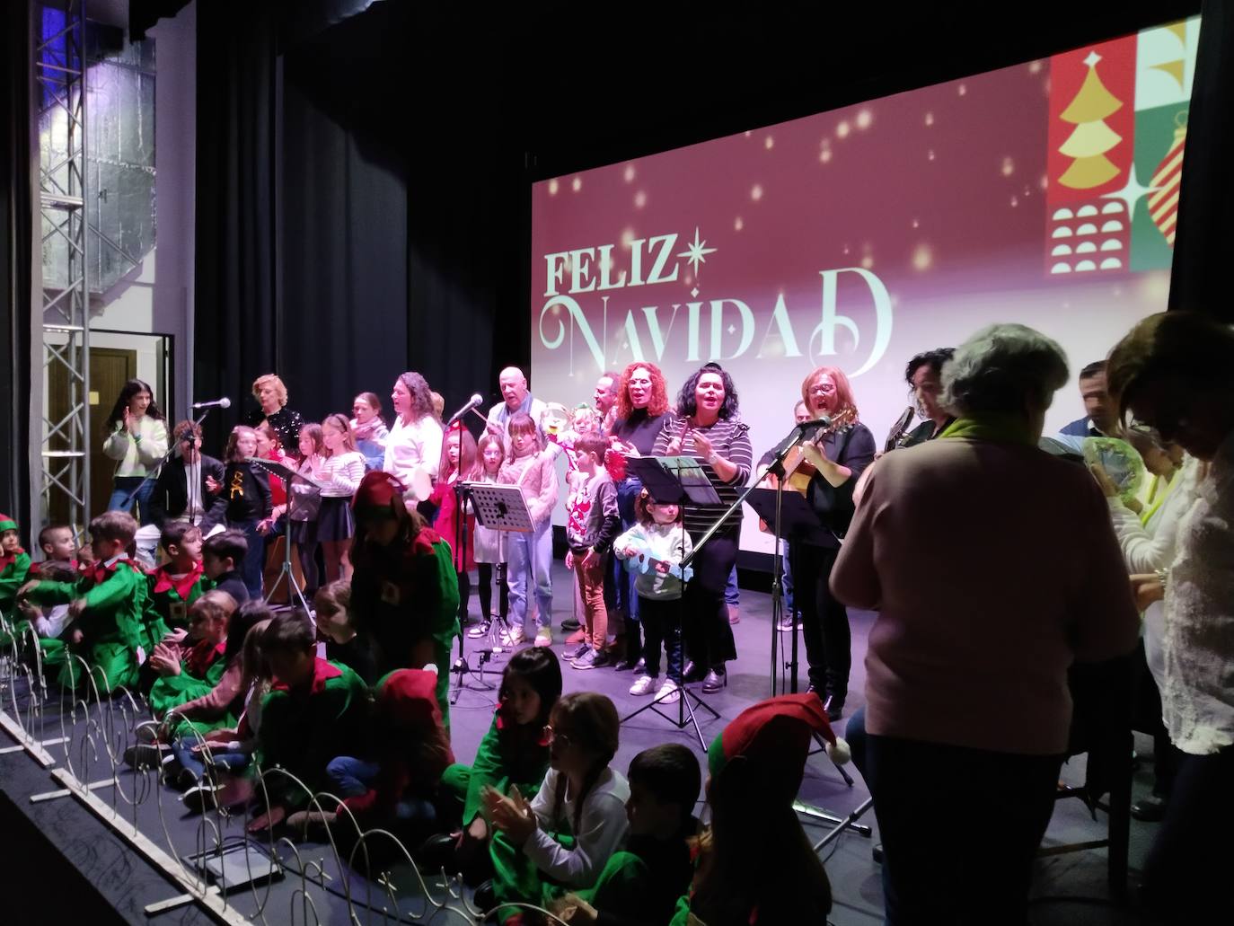 Más de 80 vecinos refuerzan la tradición de cantar villancicos