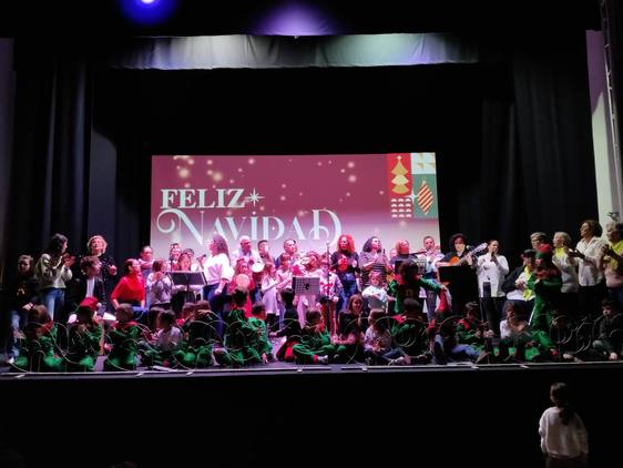 Más de 80 vecinos refuerzan la tradición de cantar villancicos