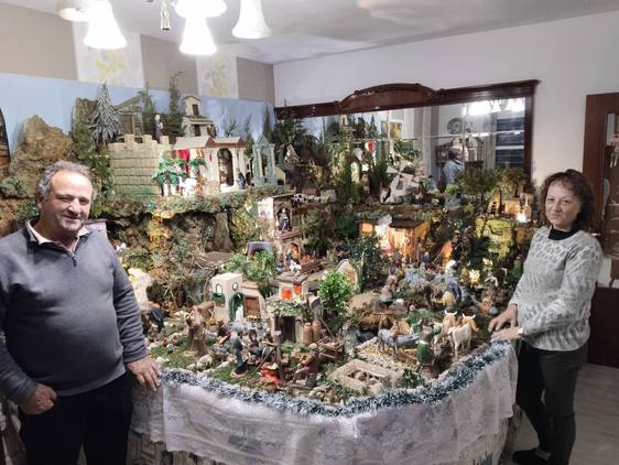 El belén de Amado Lucas y Paqui Mendo, una tradición que este matrimonio mantiene desde hace 40 años