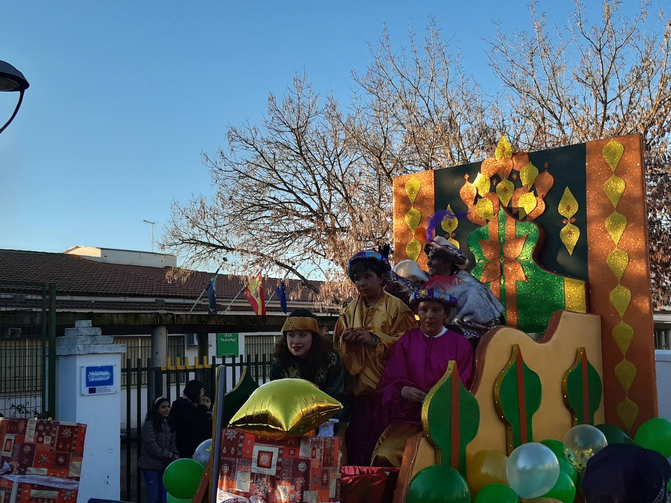 Imagen secundaria 2 - Tarde de ilusión en Casar de Cáceres por la llegada de los Reyes Magos