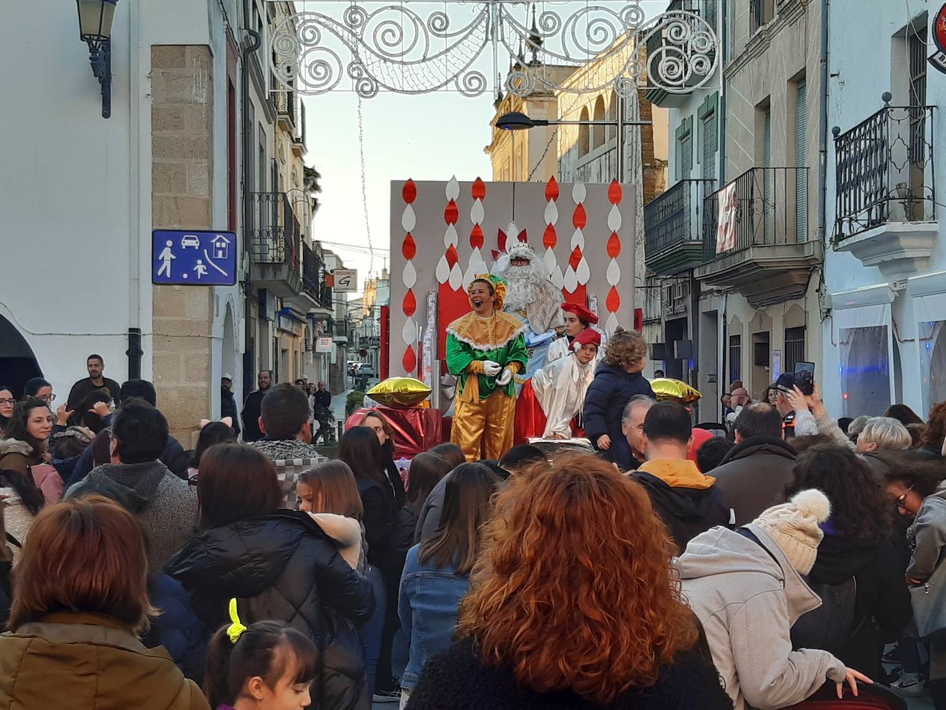 Imagen principal - Tarde de ilusión en Casar de Cáceres por la llegada de los Reyes Magos