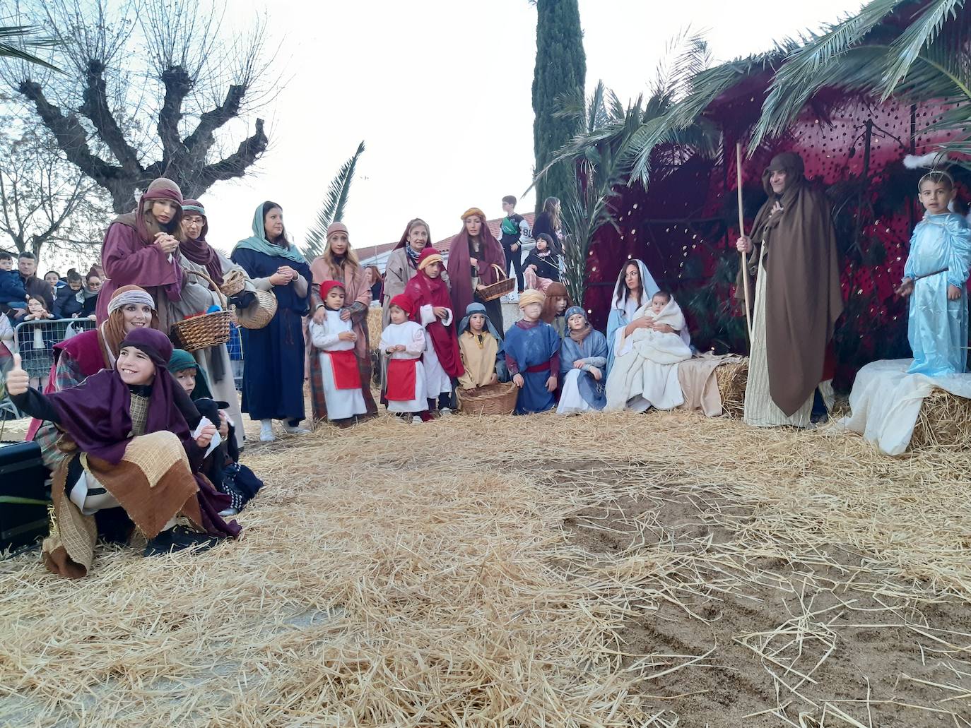 Imagen principal - Tarde de ilusión en Casar de Cáceres por la llegada de los Reyes Magos