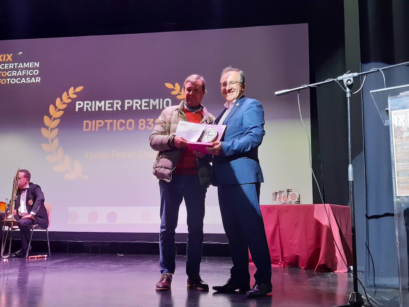 El alcalde entregó el premio al ganador de esta edición. 