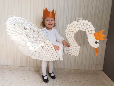 María Pérez, una de las premiadas por su cisne elaborado con tapones y cucharas de plástico. 