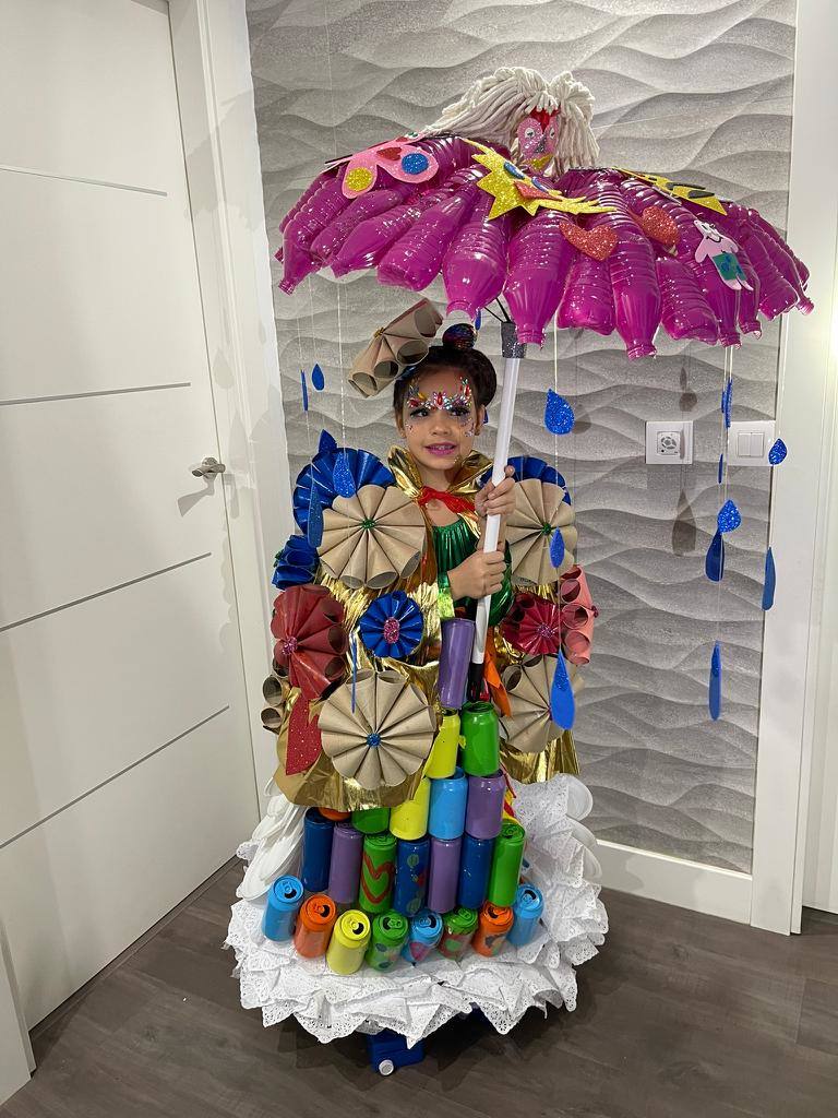 Ada Talavero con su disfraz de materiales reciclados. 