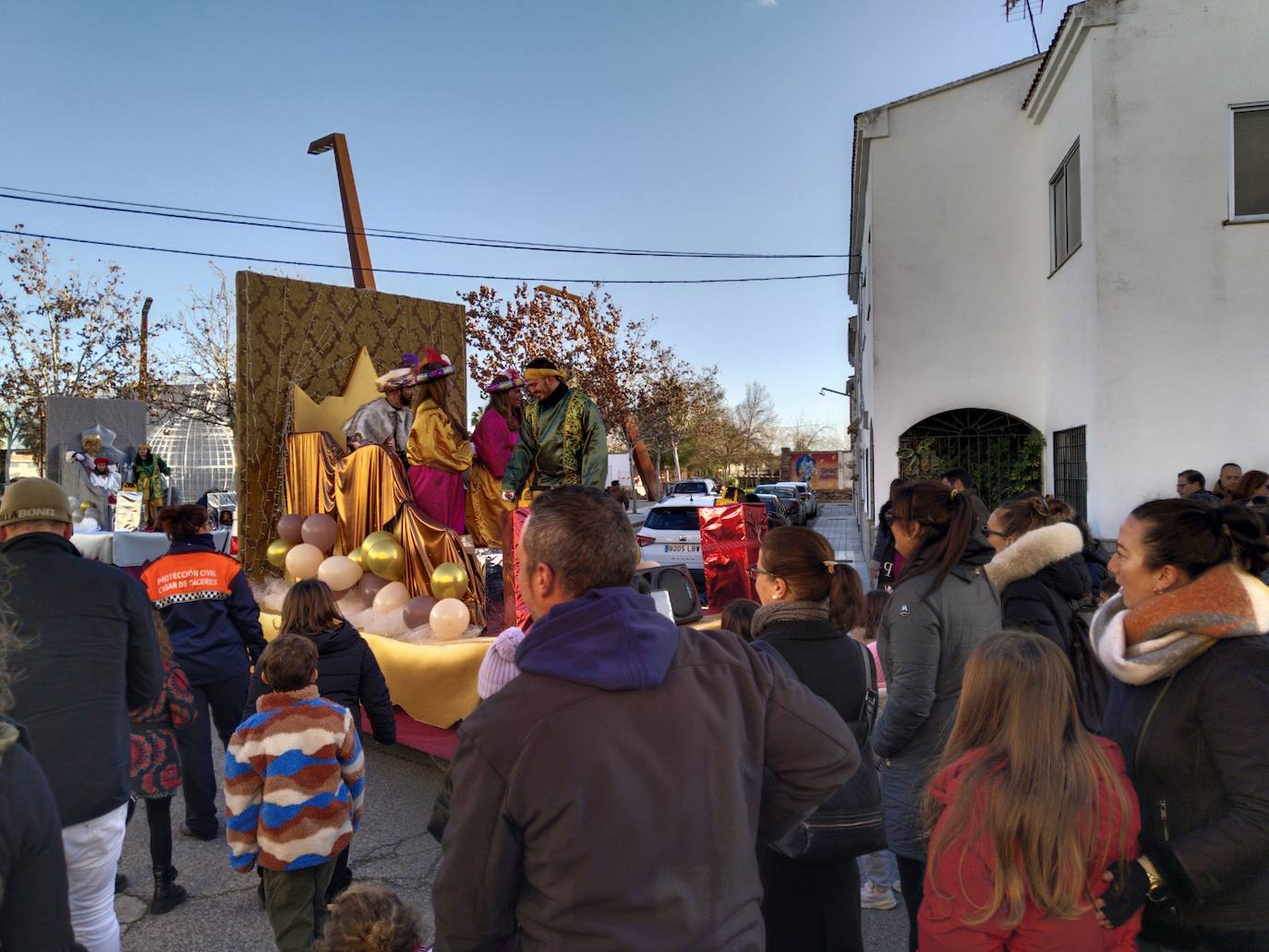 Imagen principal - Centenares de casareños disfrutan de una tarde mágica en compañía de Sus Majestades de Oriente