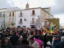 Centenares de casareños disfrutan de una tarde mágica en compañía de Sus Majestades de Oriente