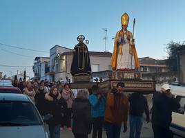 El pasado año los Santos pasaron por las calles que llevan sus nombre y por la calle Sanguino antes de llegar a la iglesia.