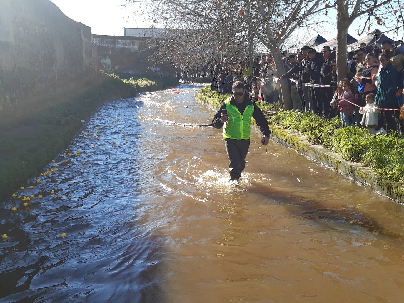 Imagen principal - Gran expectación en la I Carrera de patos de goma en la localidad