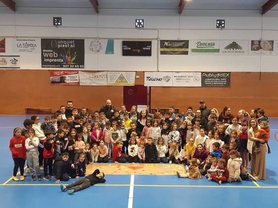 Los niños casareños arropan a Héctor y lo apoyan en su lucha contra el Tay-Sachs