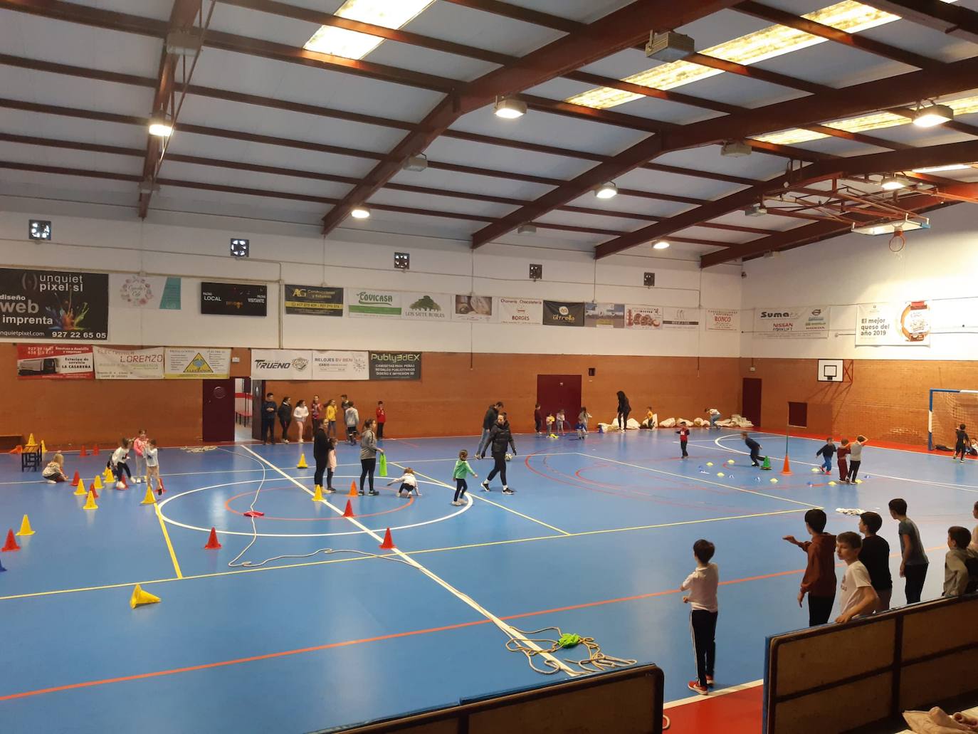 Imagen principal - Los niños casareños arropan a Héctor y lo apoyan en su lucha contra el Tay-Sachs