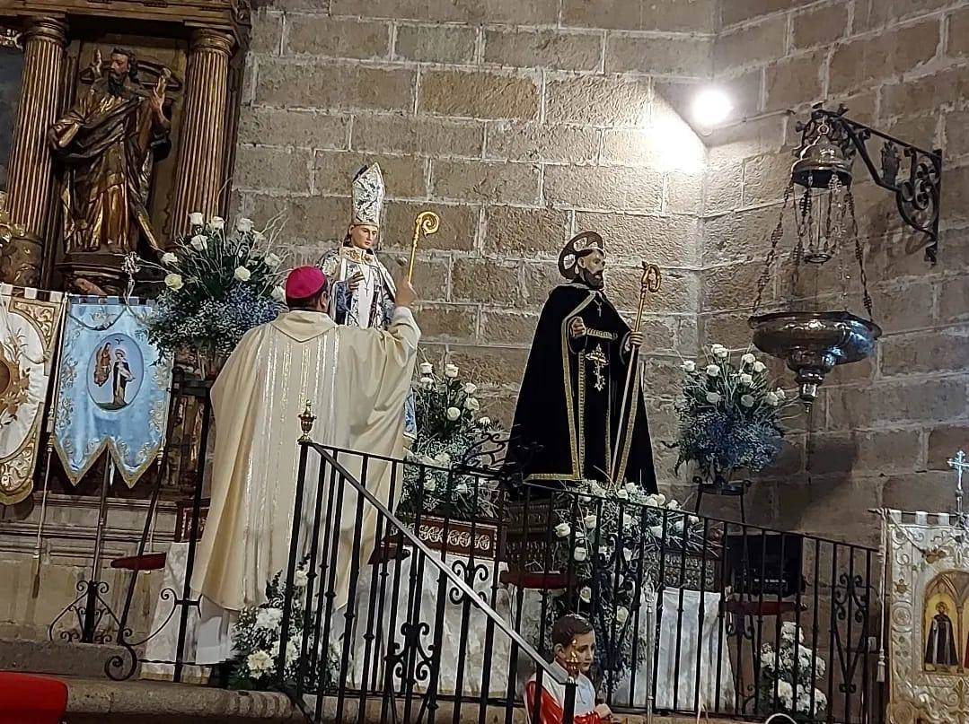 Imagen principal - San Benito y San Blas ya lucen trajes nuevos donados por el pueblo casareño