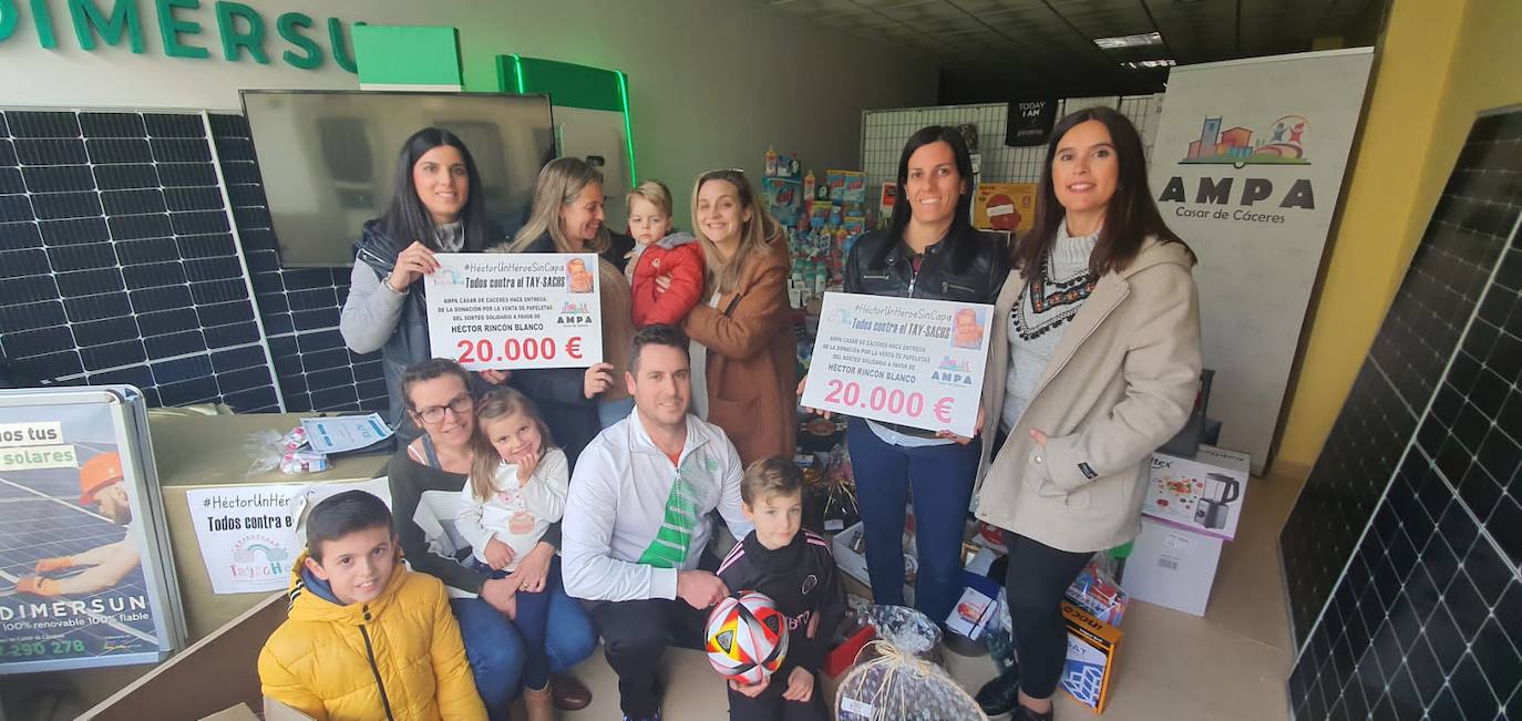 Imagen principal - El agraciado con el sorteo de la AMPA recoge una parte de los regalos y dona el resto