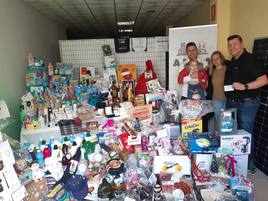 Pedro Pelegrín, esta tarde, junto a Héctor y sus padres, antes de recoger algunos regalos con los que ha sido agraciado.