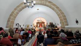 Numerosas personas han acudido a la misa en la ermita para darle la bienvenida a los Santos.