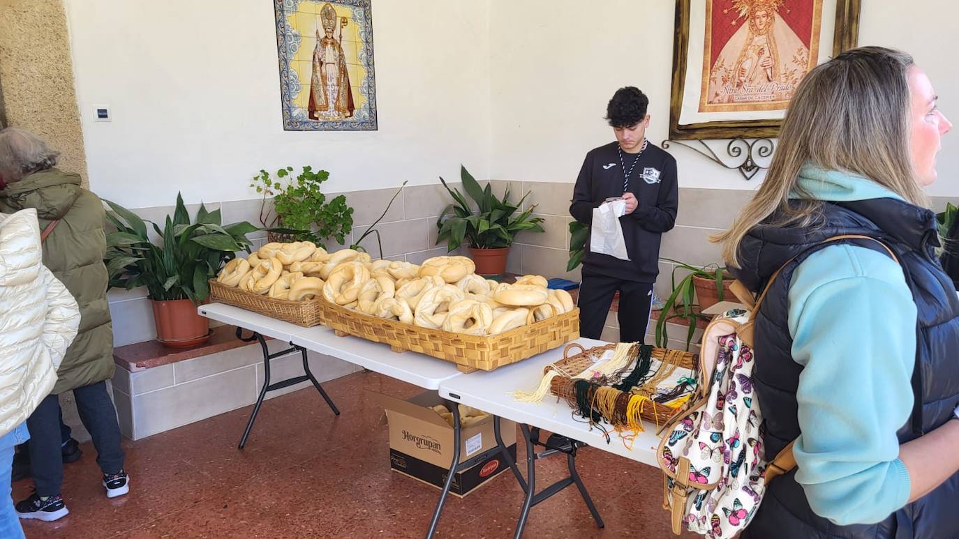 Imagen principal - El buen tiempo deja disfrutar a los casareños de la romería de San Blas