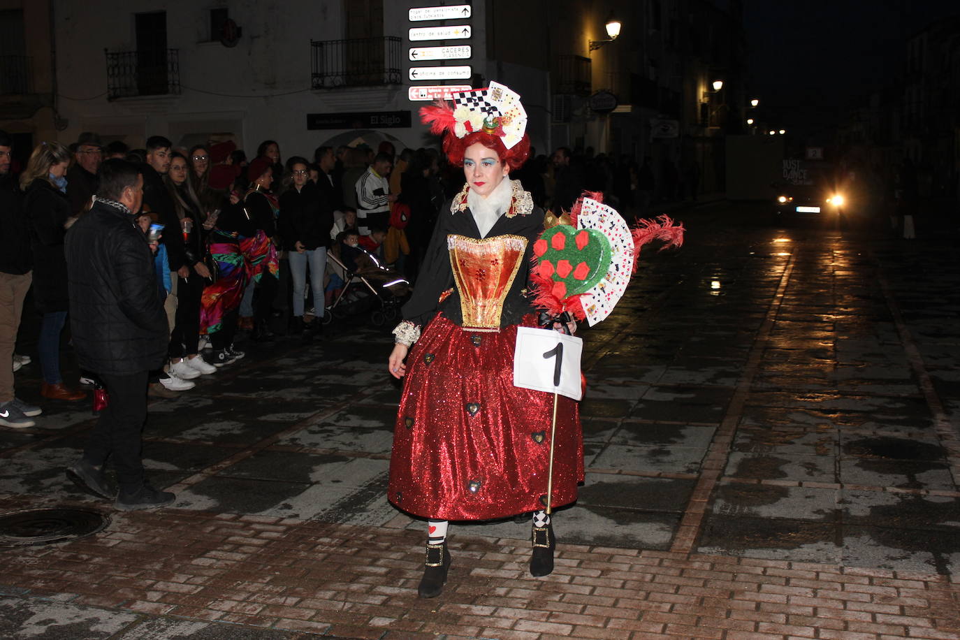 Imagen secundaria 1 - Los títeres de la comparsa &#039;La fábrica de títares&#039; ganan el primer premio del desfile del Carnaval