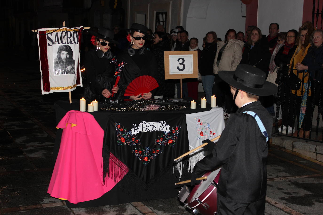 Imagen principal - Los títeres de la comparsa 'La fábrica de títares' ganan el primer premio del desfile del Carnaval