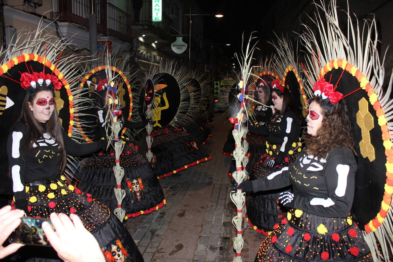 Imagen secundaria 1 - Los títeres de la comparsa 'La fábrica de títares' ganan el primer premio del desfile del Carnaval