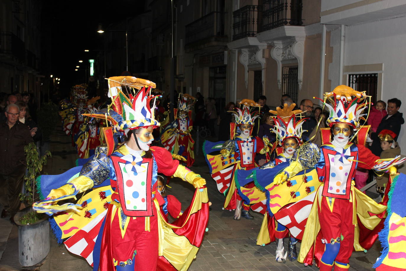 Los títeres de la comparsa 'La fábrica de títares' ganan el primer premio del desfile del Carnaval