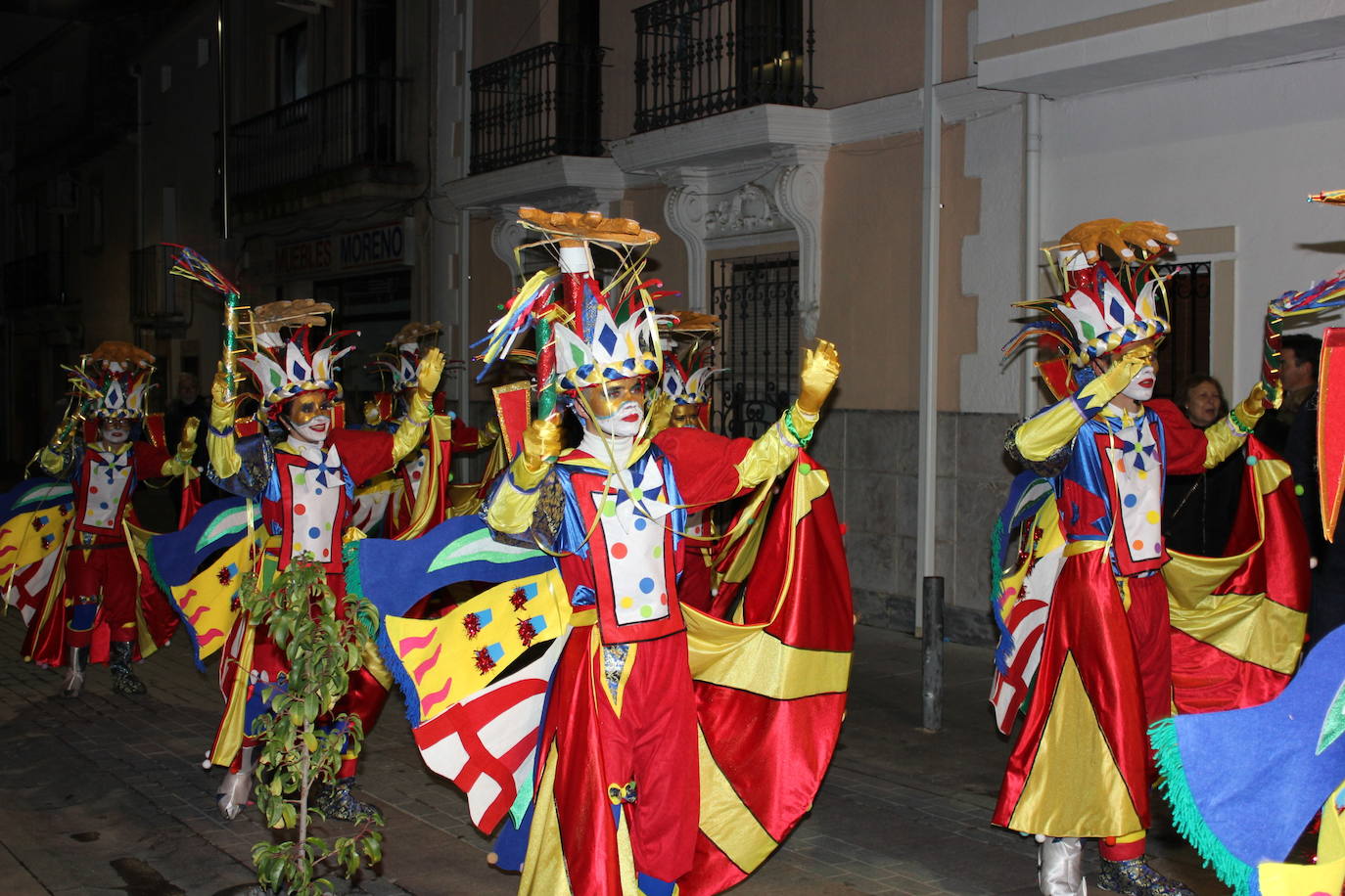 Imagen principal - Los títeres de la comparsa 'La fábrica de títares' ganan el primer premio del desfile del Carnaval