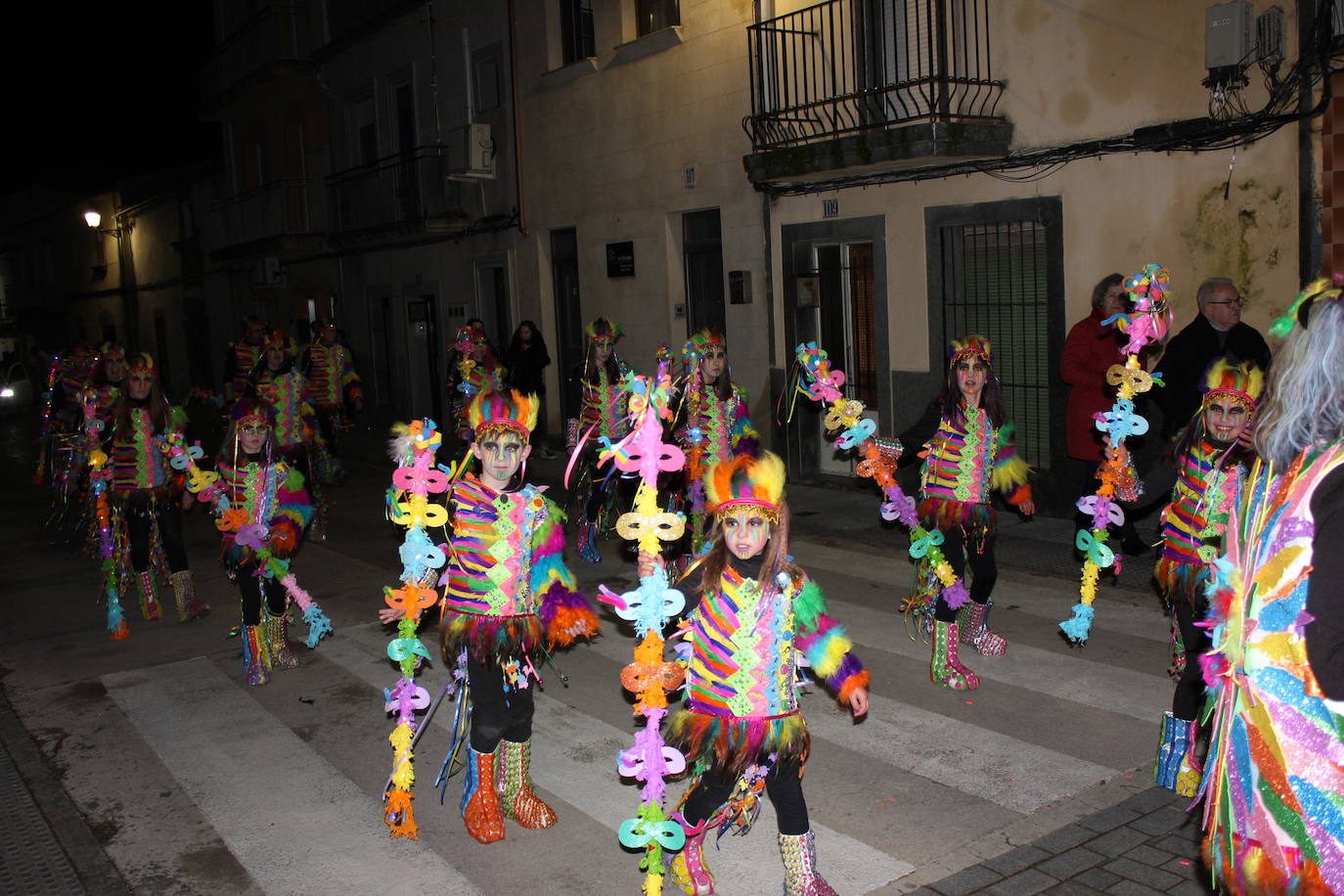Imagen principal - Los títeres de la comparsa 'La fábrica de títares' ganan el primer premio del desfile del Carnaval