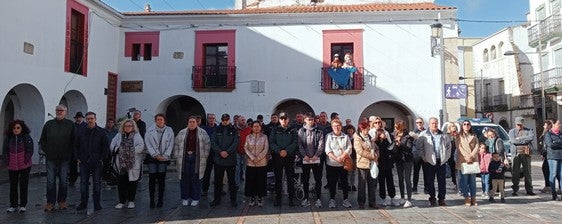 Medio centenar de personas guardan un minuto de silencio por los guardias civiles fallecidos en Cádiz