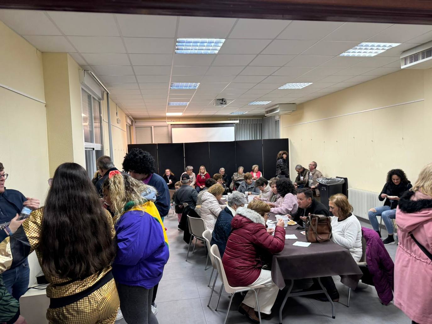 Imagen principal - La boda de los bujacos se celebra por todo lo alto pese al mal tiempo