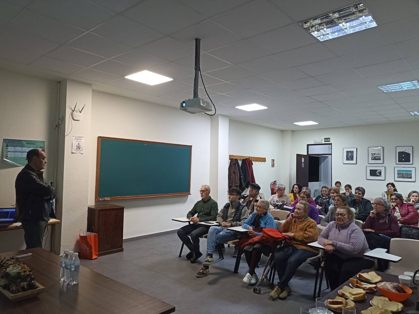 Imagen principal - El escritor e historiador José Antonio Ramos ensalza la calidad y riqueza artística del patrimonio religioso casareño