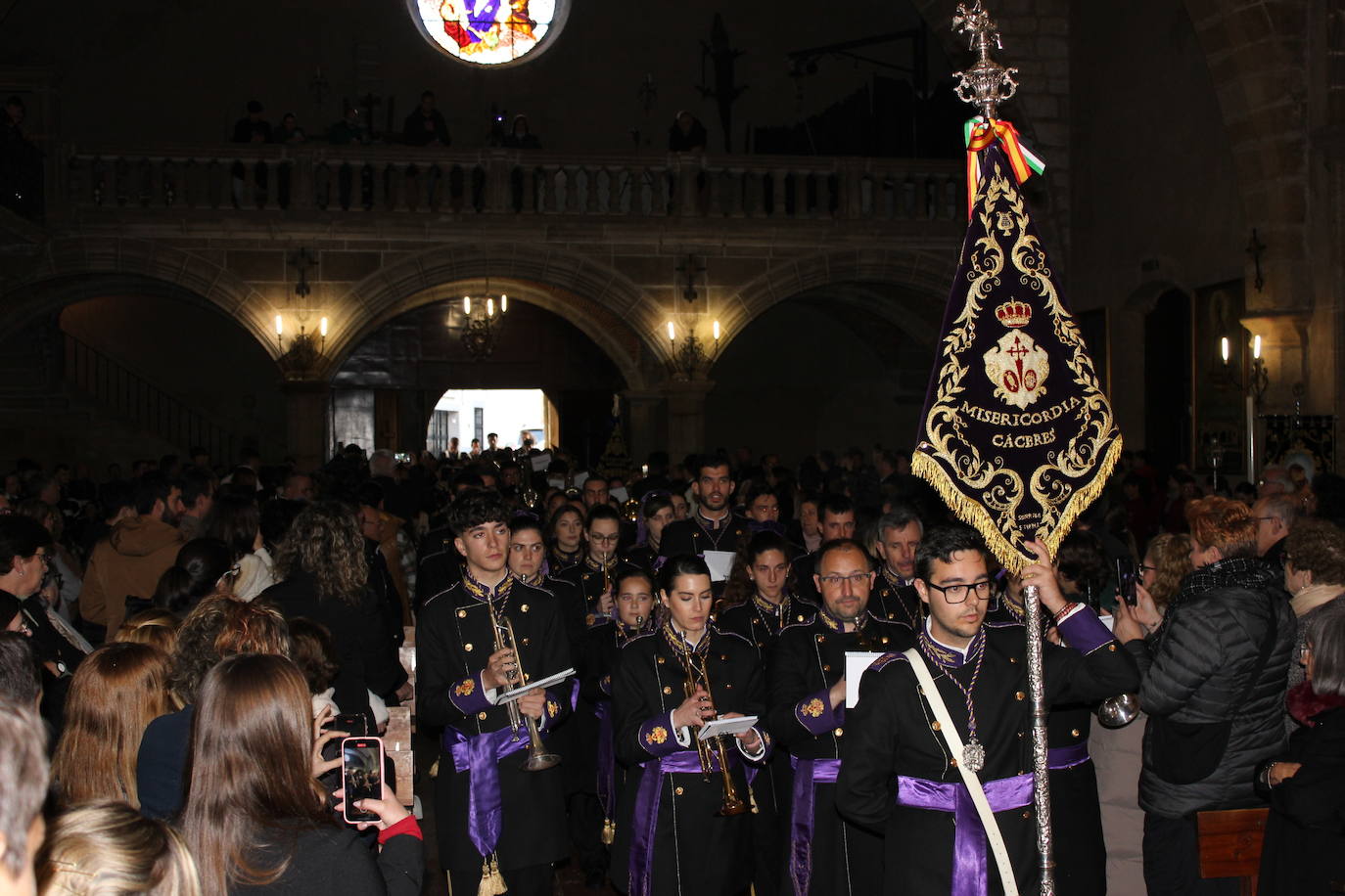 Imagen principal - Las marchas cofrades de cuatro bandas y agrupaciones extremeñas resuenan entre los muros del templo casareño del siglo XVI