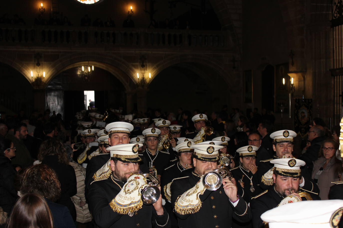 Imagen secundaria 1 - Las marchas cofrades de cuatro bandas y agrupaciones extremeñas resuenan entre los muros del templo casareño del siglo XVI