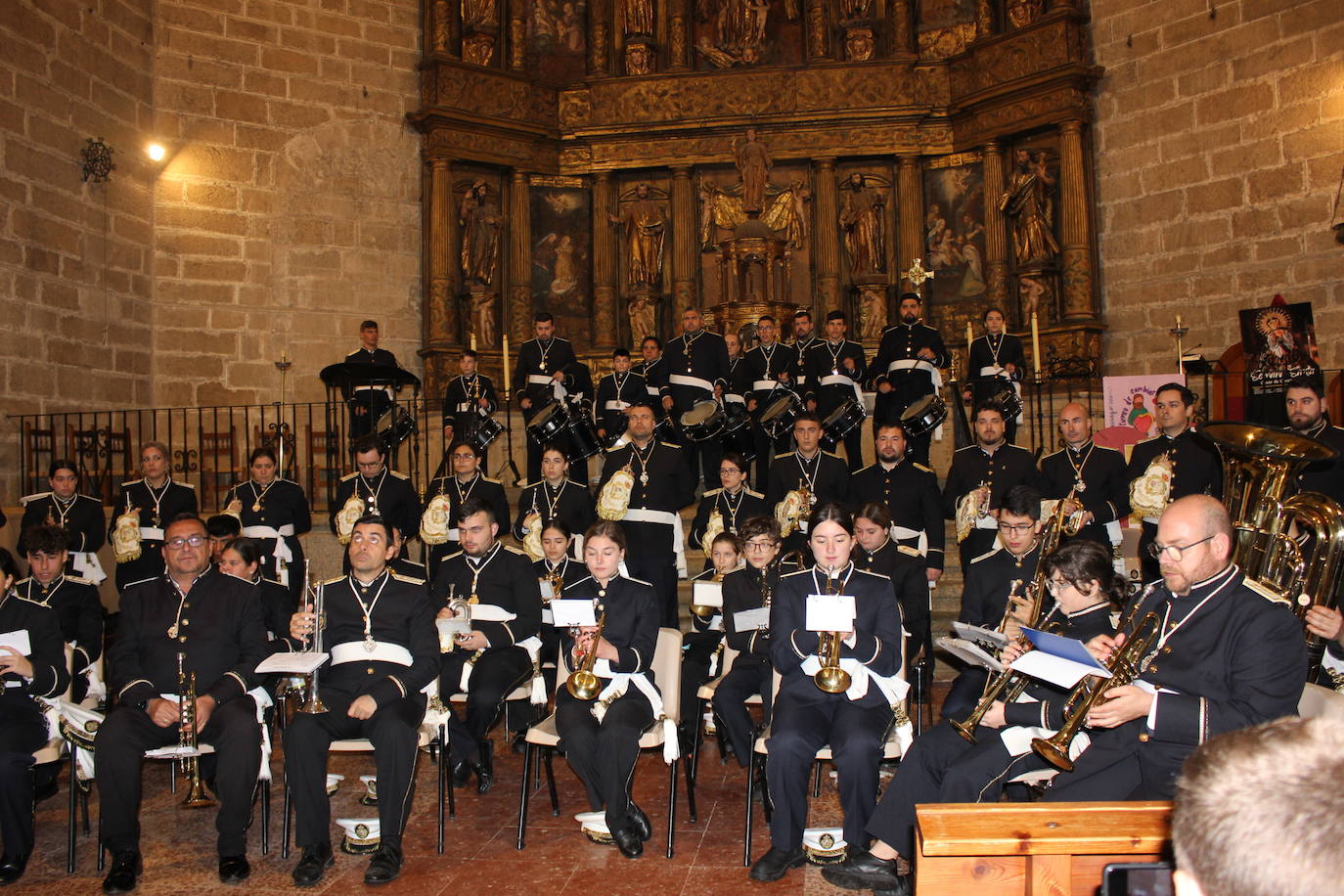 Imagen principal - Las marchas cofrades de cuatro bandas y agrupaciones extremeñas resuenan entre los muros del templo casareño del siglo XVI