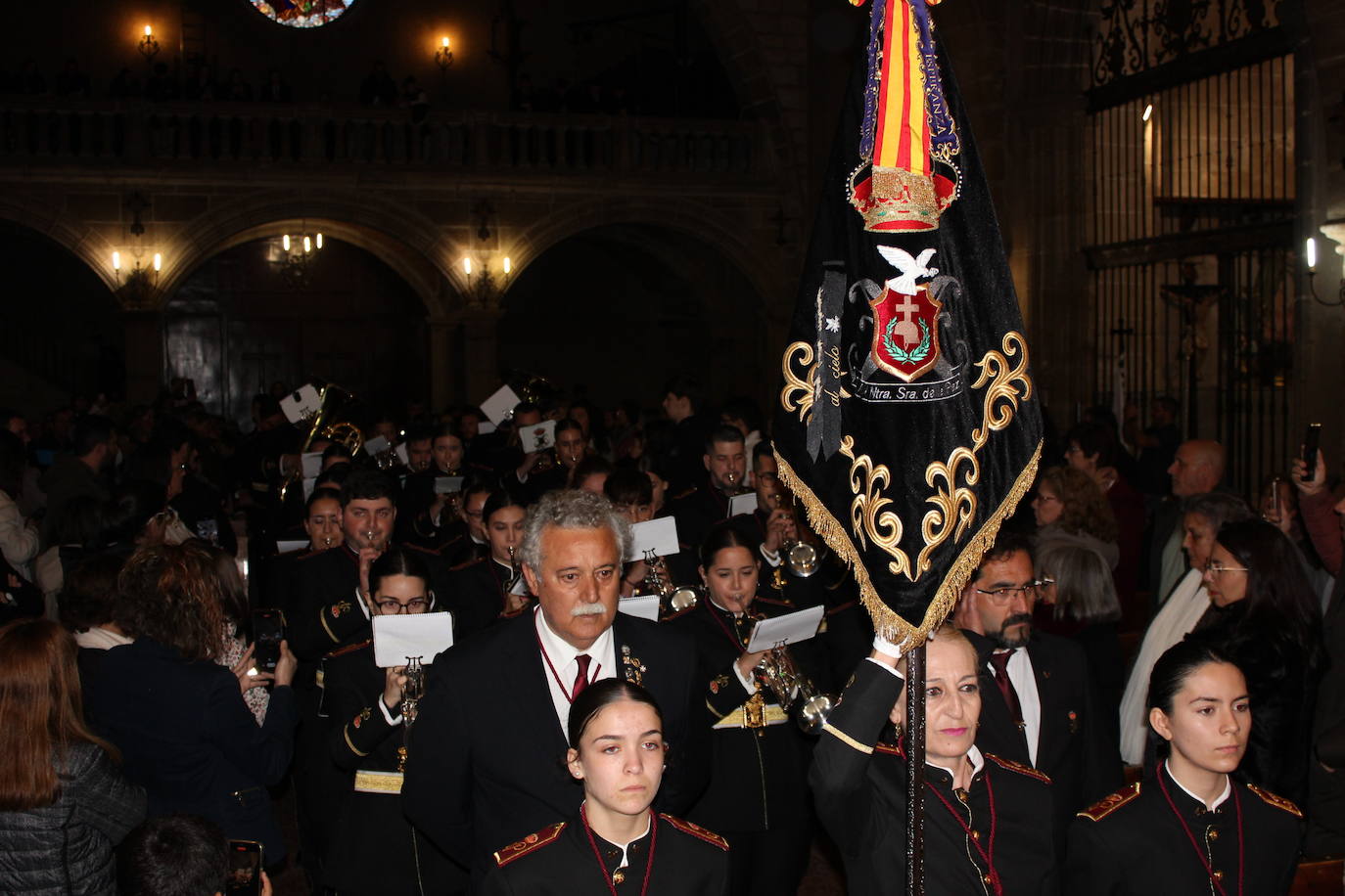 Imagen secundaria 1 - Las marchas cofrades de cuatro bandas y agrupaciones extremeñas resuenan entre los muros del templo casareño del siglo XVI