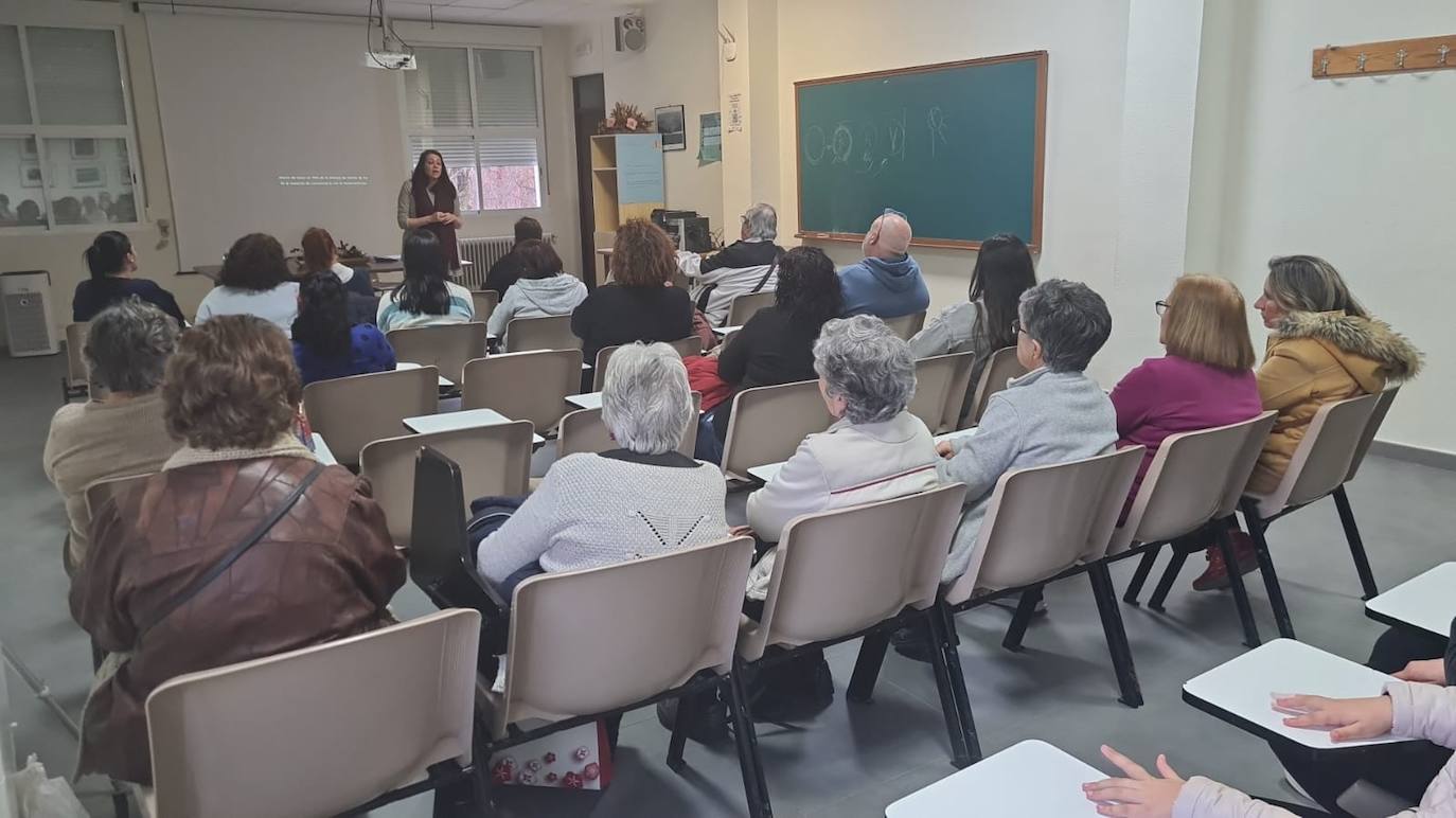 Imagen secundaria 1 - Los casareños defienden la igualdad real entre hombres y mujeres